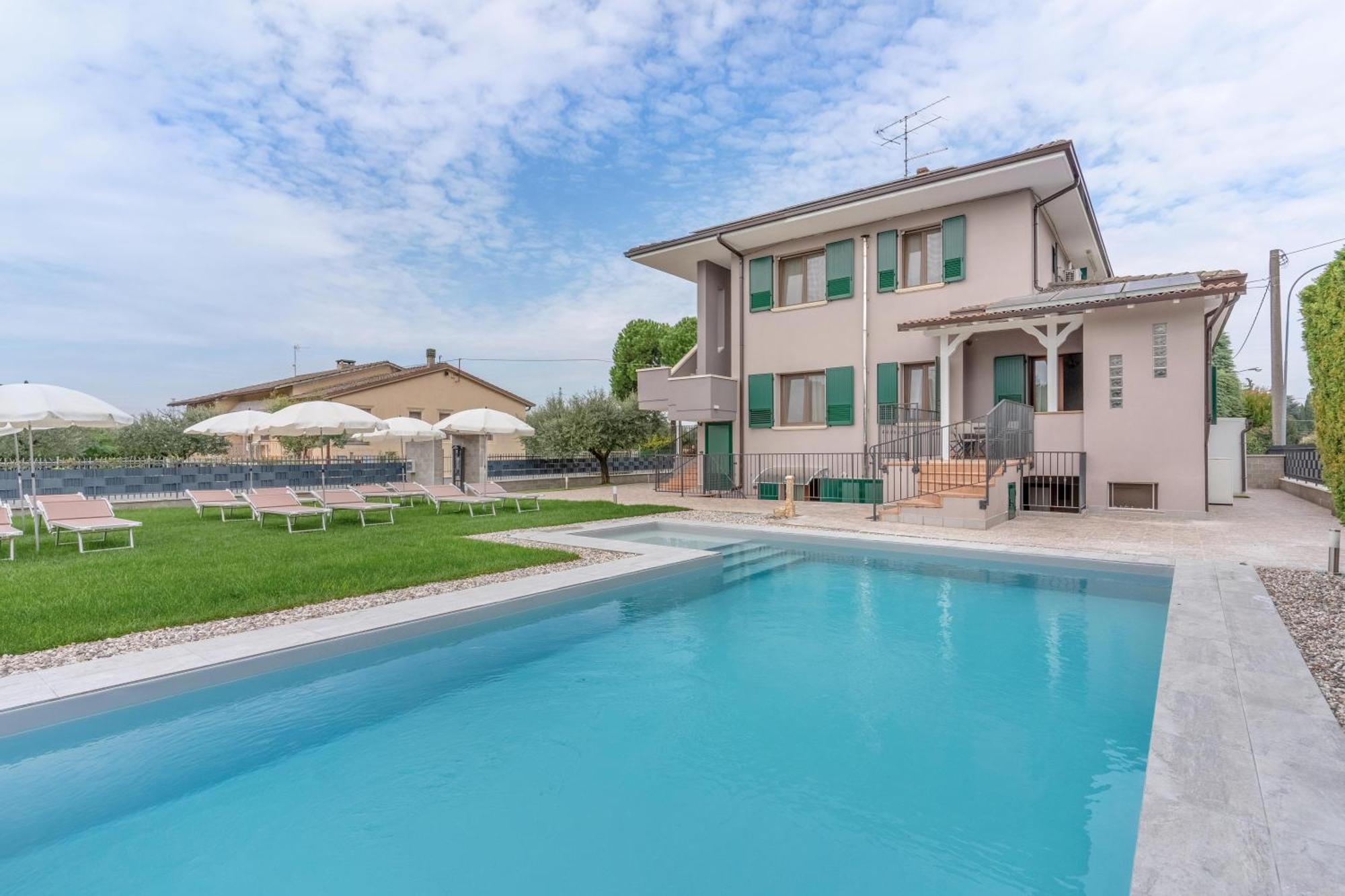 -Free Pool And Parking- Garda House Apartments Кастелнуово дел Гарда Екстериор снимка