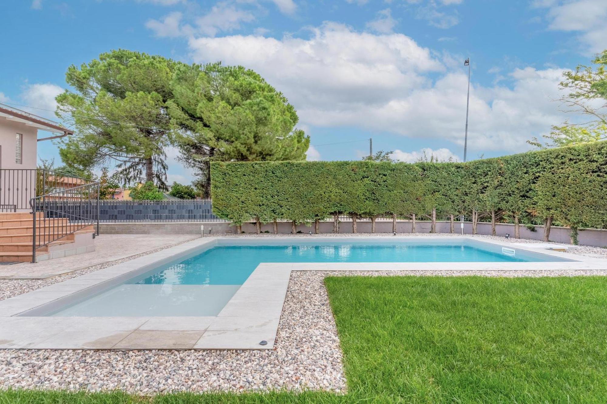 -Free Pool And Parking- Garda House Apartments Кастелнуово дел Гарда Екстериор снимка
