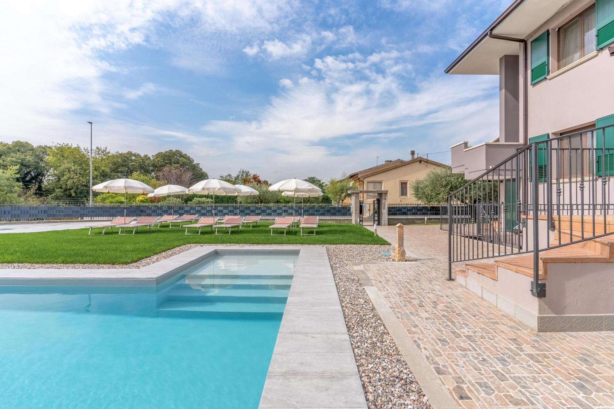 -Free Pool And Parking- Garda House Apartments Кастелнуово дел Гарда Екстериор снимка