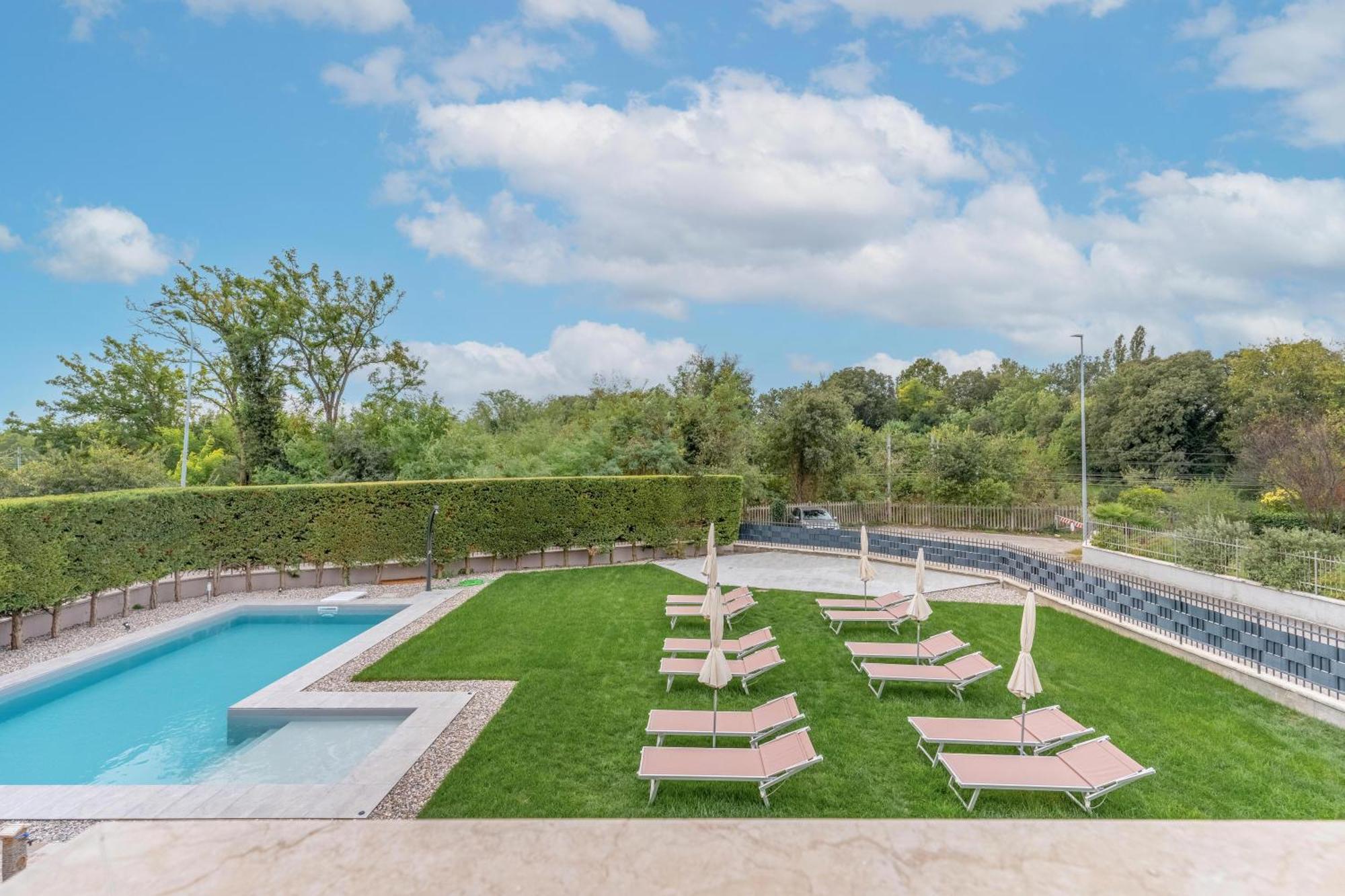 -Free Pool And Parking- Garda House Apartments Кастелнуово дел Гарда Екстериор снимка