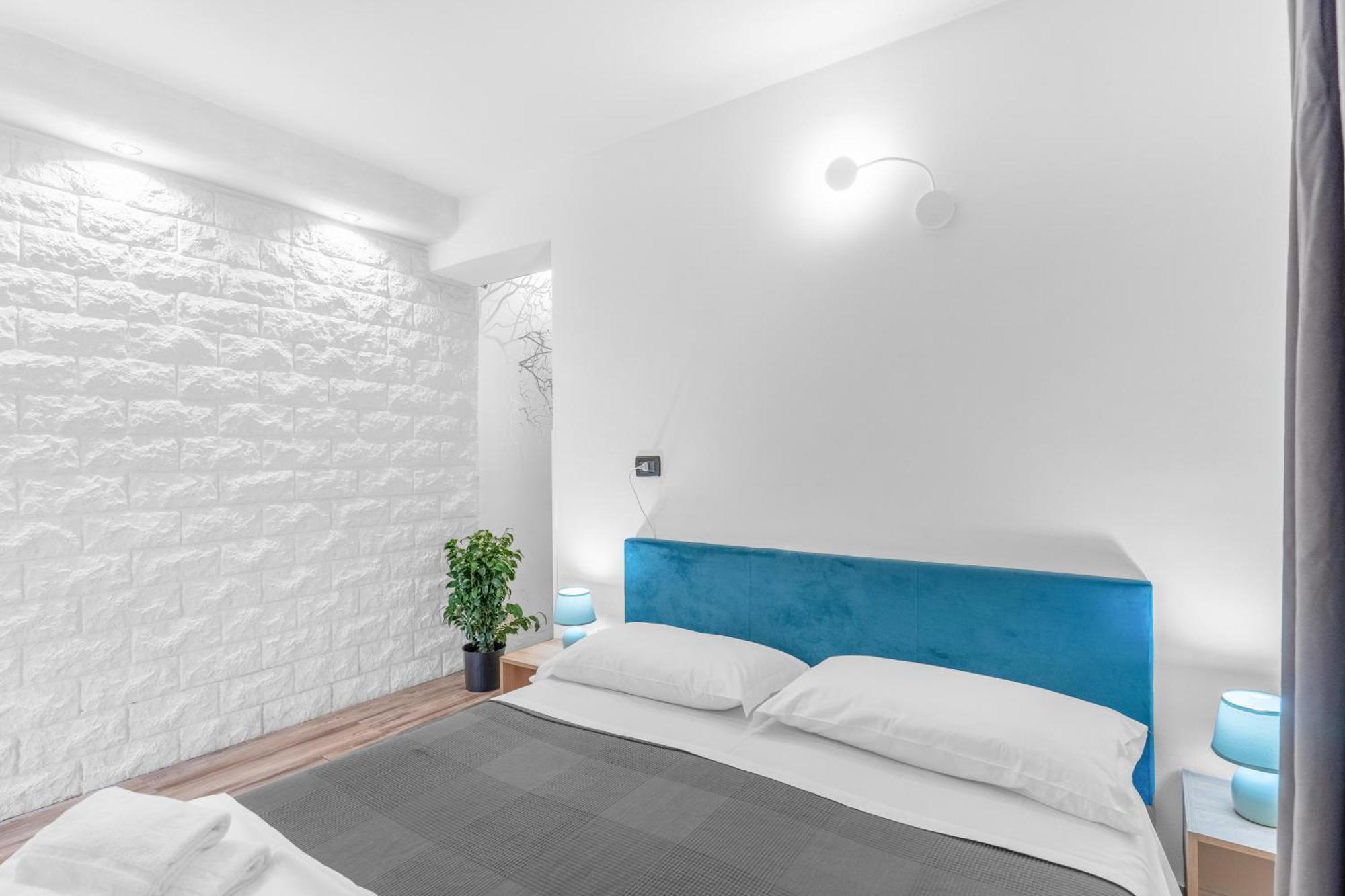 -Free Pool And Parking- Garda House Apartments Кастелнуово дел Гарда Екстериор снимка