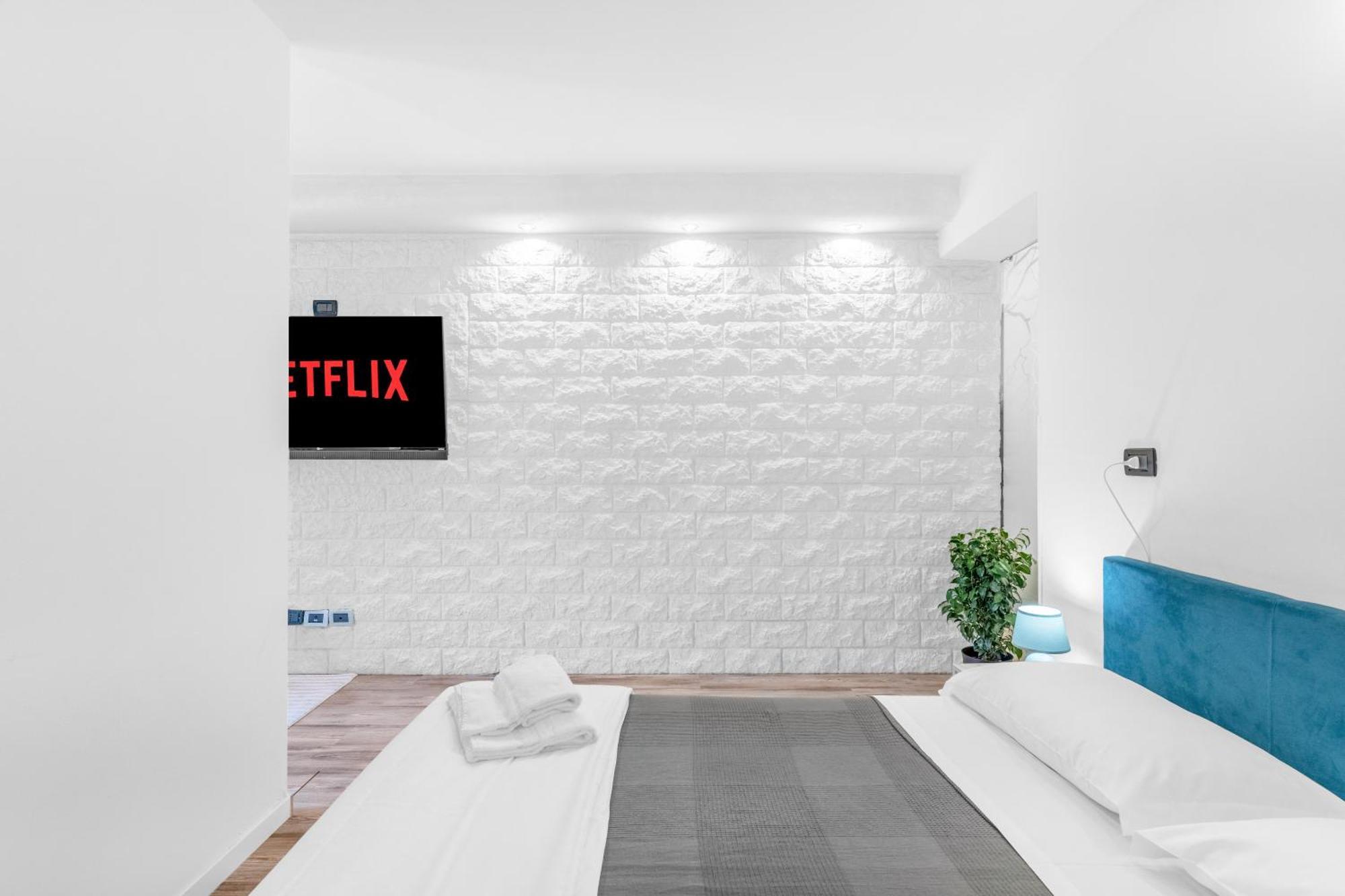 -Free Pool And Parking- Garda House Apartments Кастелнуово дел Гарда Екстериор снимка