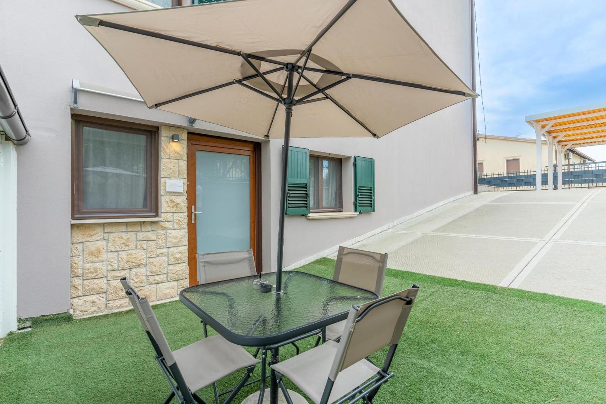 -Free Pool And Parking- Garda House Apartments Кастелнуово дел Гарда Екстериор снимка