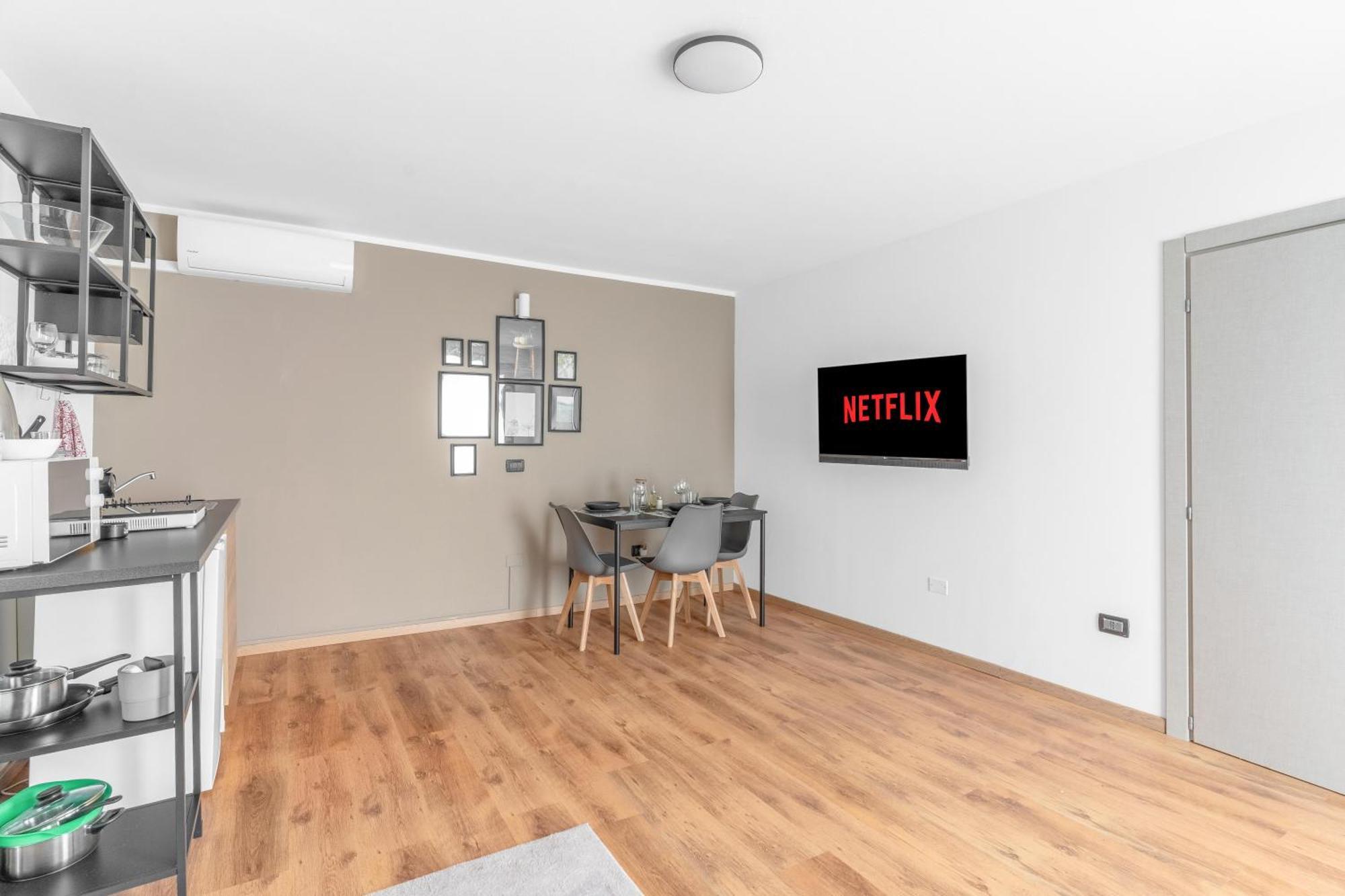 -Free Pool And Parking- Garda House Apartments Кастелнуово дел Гарда Екстериор снимка