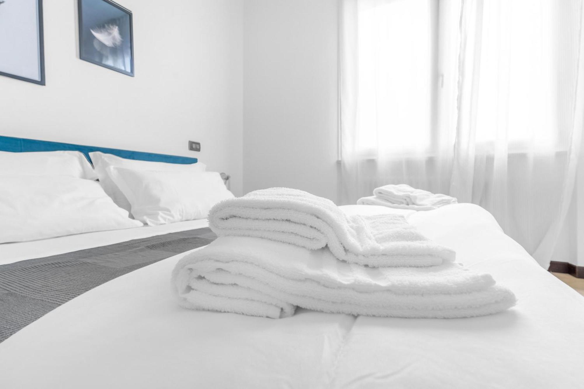 -Free Pool And Parking- Garda House Apartments Кастелнуово дел Гарда Екстериор снимка