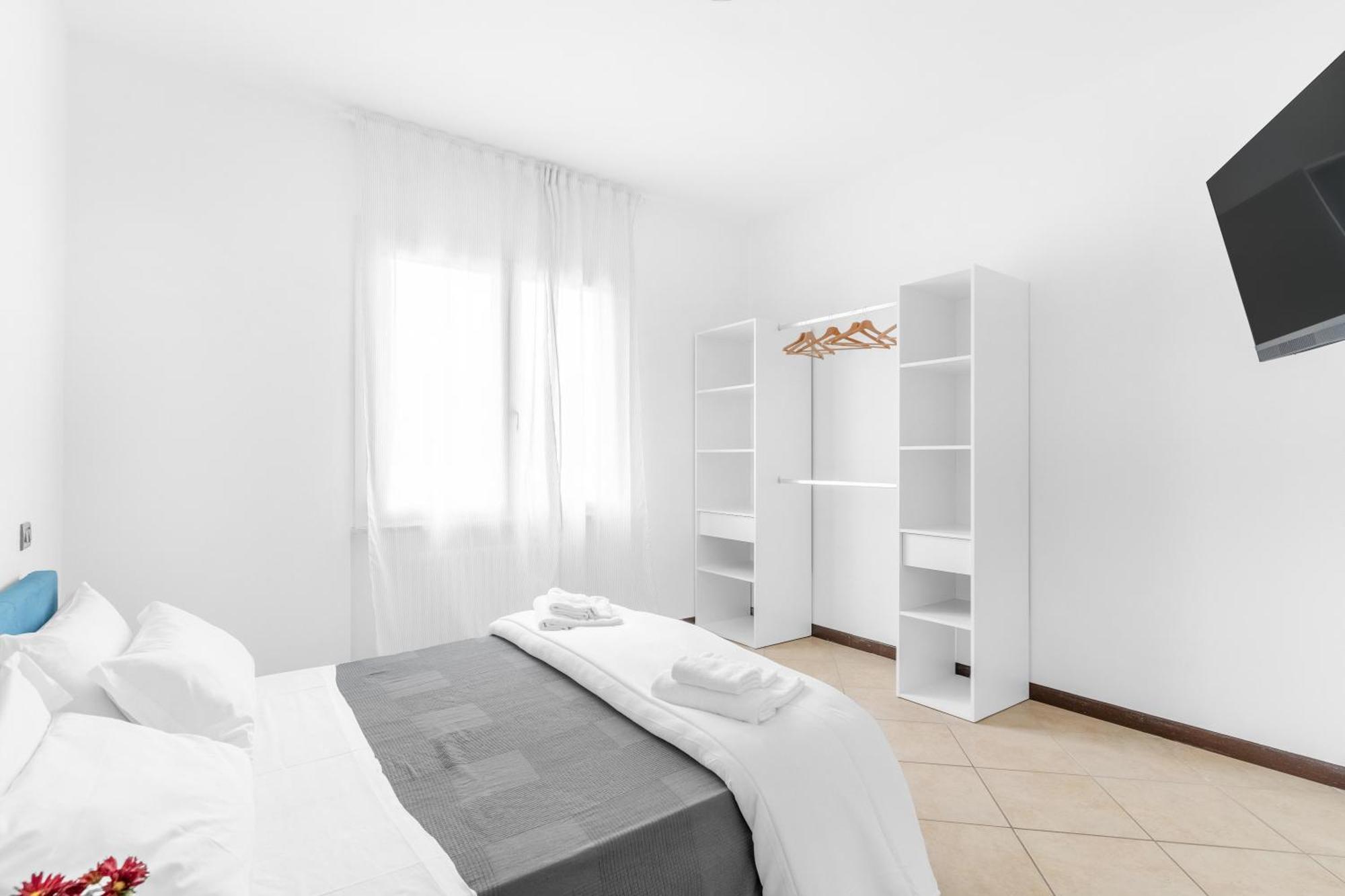 -Free Pool And Parking- Garda House Apartments Кастелнуово дел Гарда Екстериор снимка