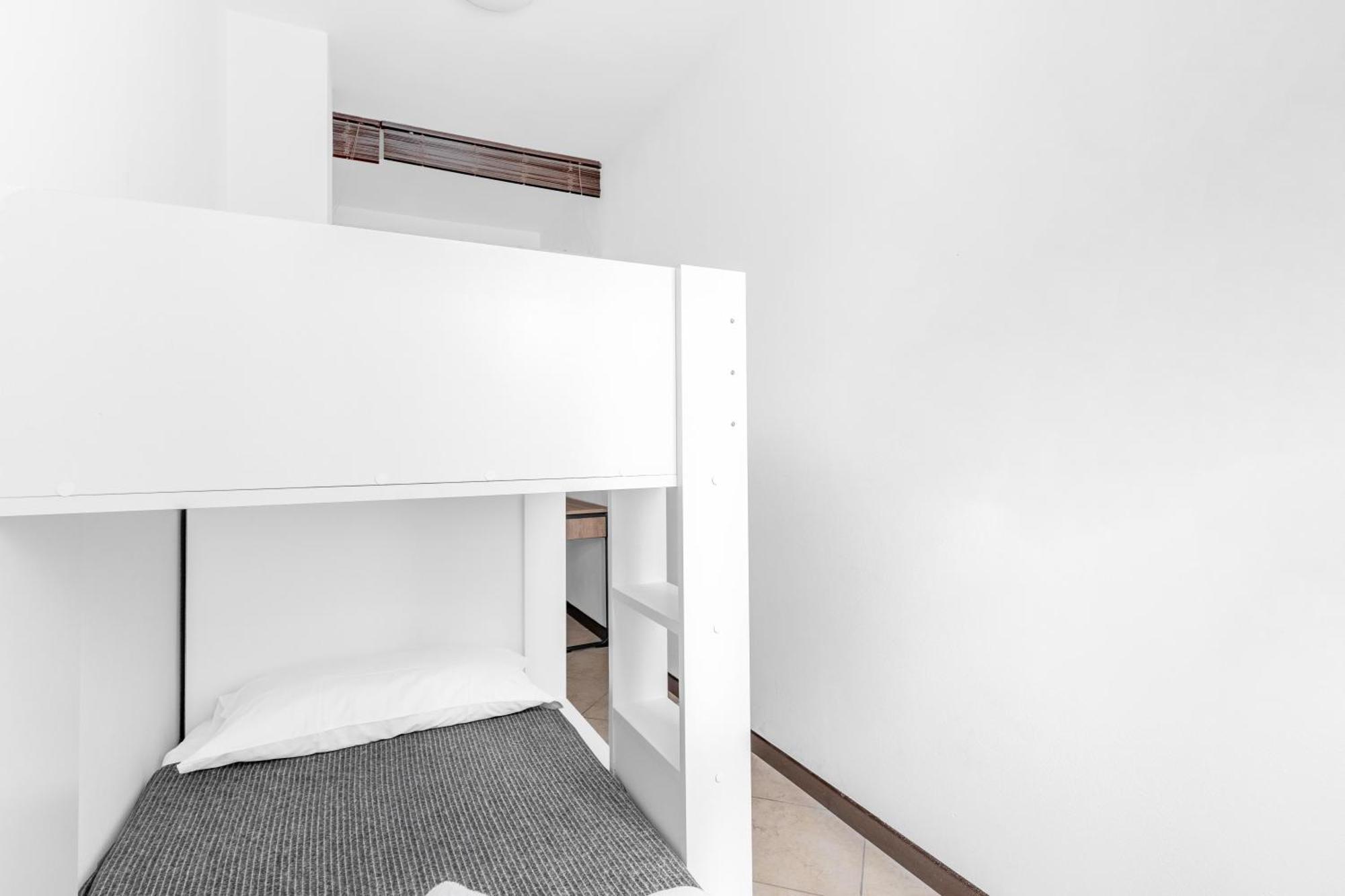 -Free Pool And Parking- Garda House Apartments Кастелнуово дел Гарда Екстериор снимка