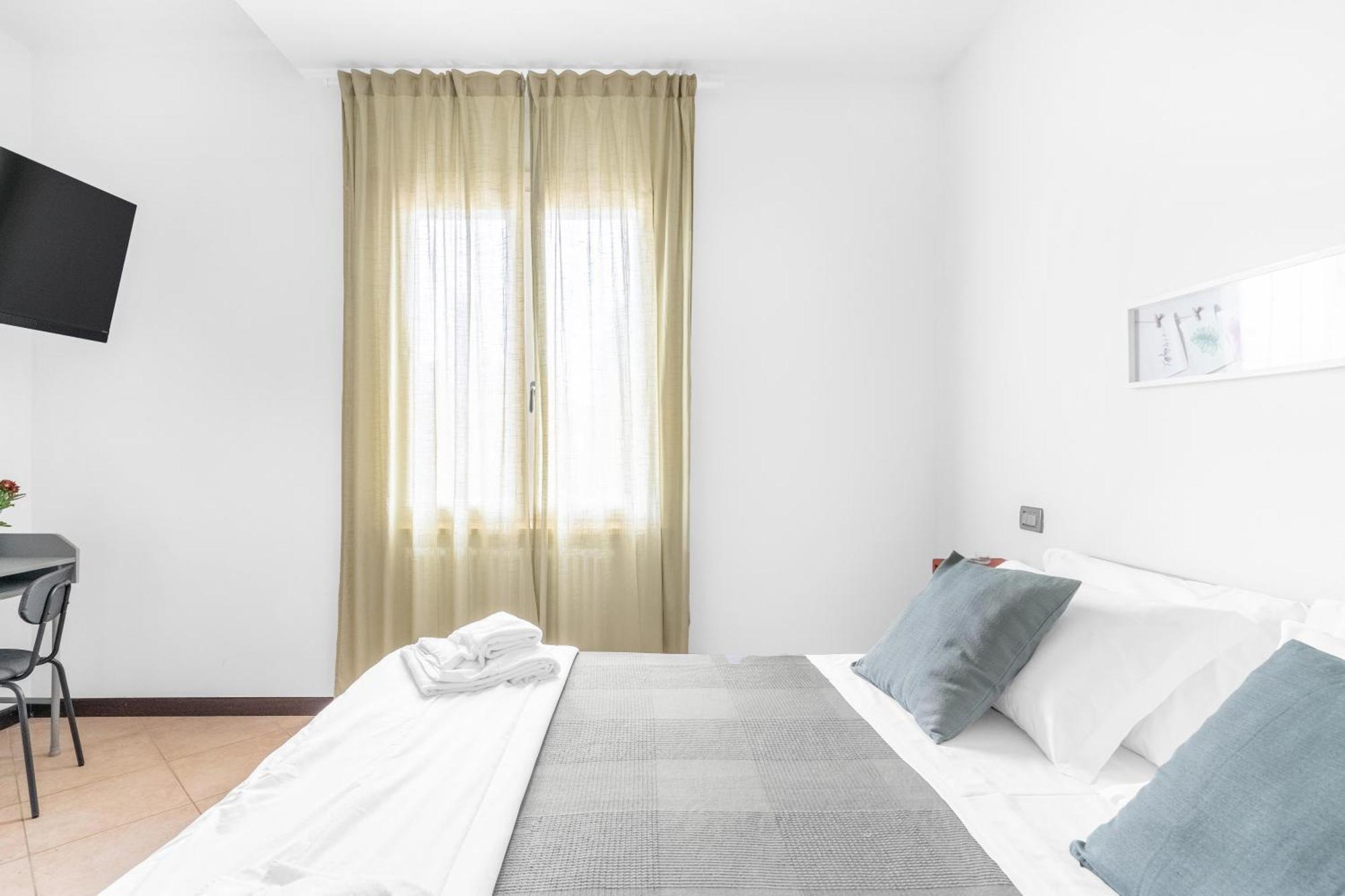 -Free Pool And Parking- Garda House Apartments Кастелнуово дел Гарда Екстериор снимка