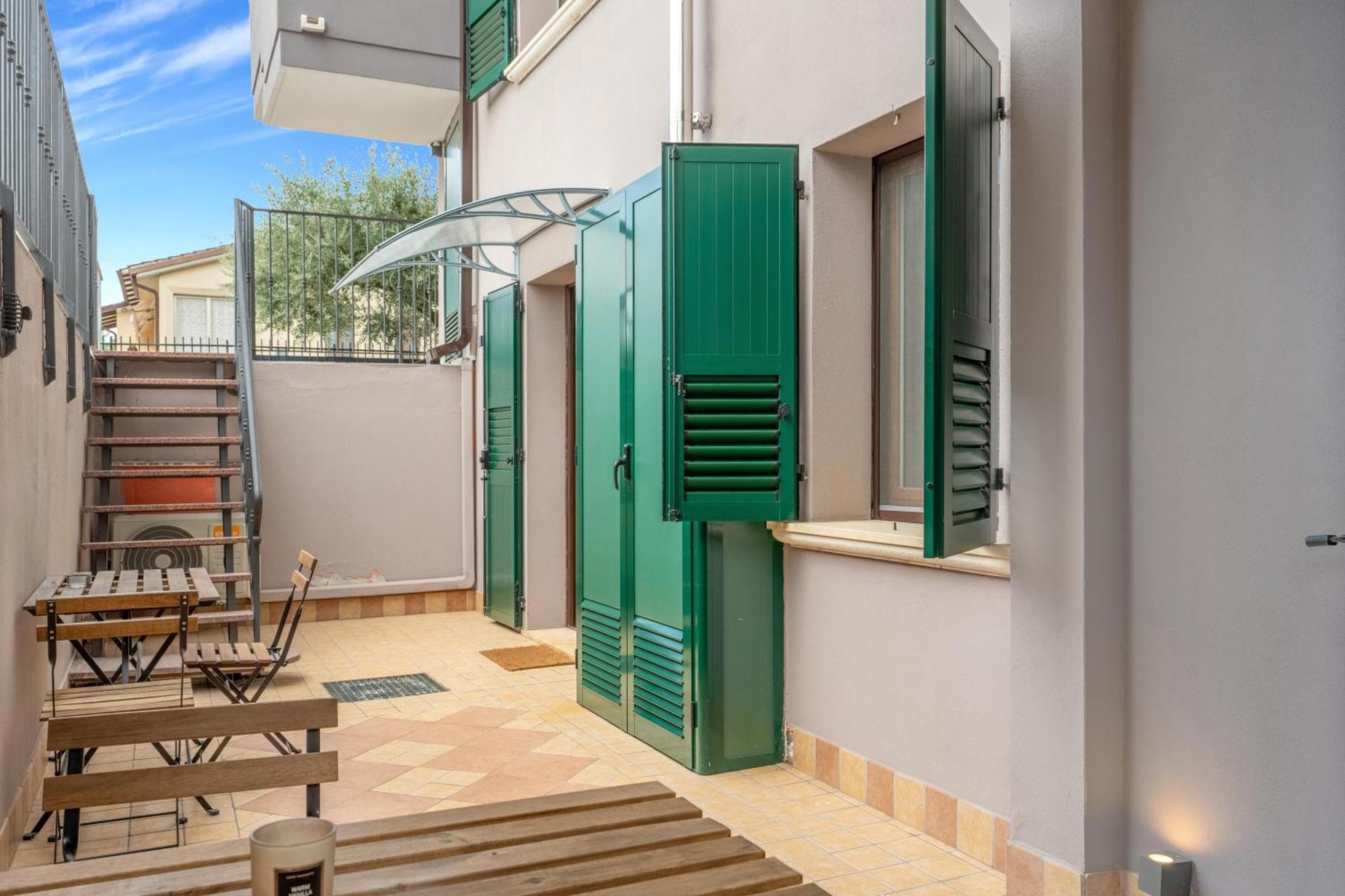 -Free Pool And Parking- Garda House Apartments Кастелнуово дел Гарда Екстериор снимка