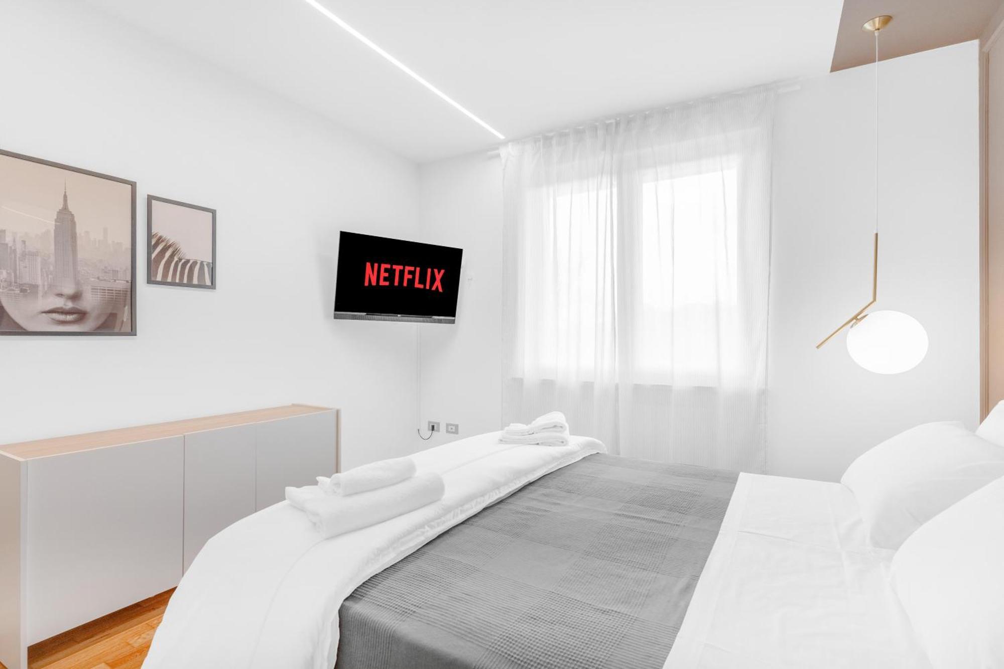 -Free Pool And Parking- Garda House Apartments Кастелнуово дел Гарда Екстериор снимка