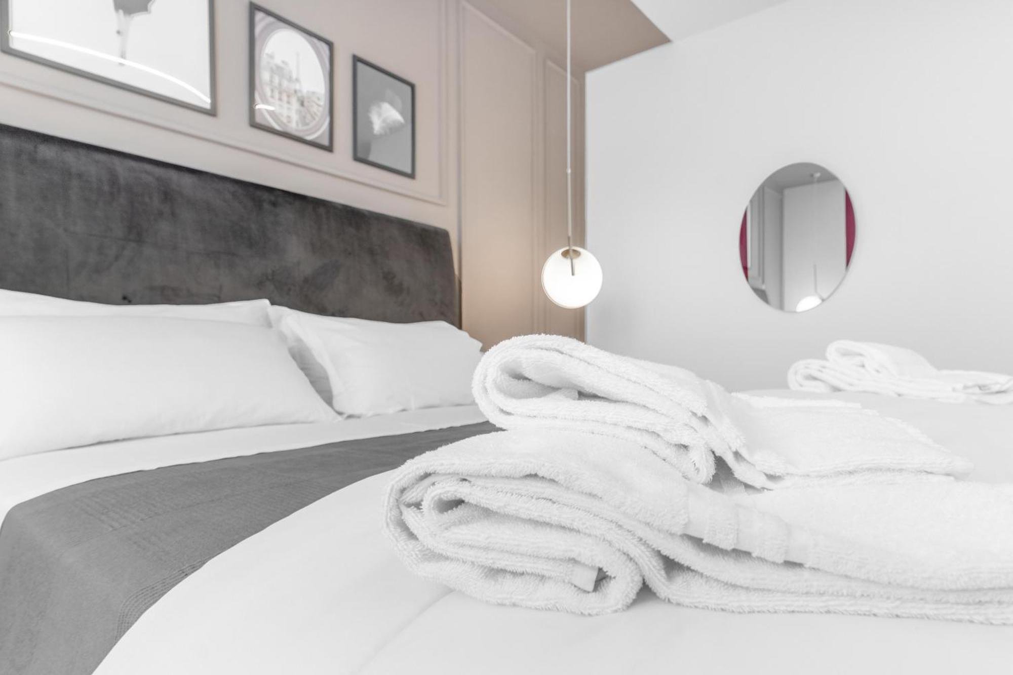 -Free Pool And Parking- Garda House Apartments Кастелнуово дел Гарда Екстериор снимка