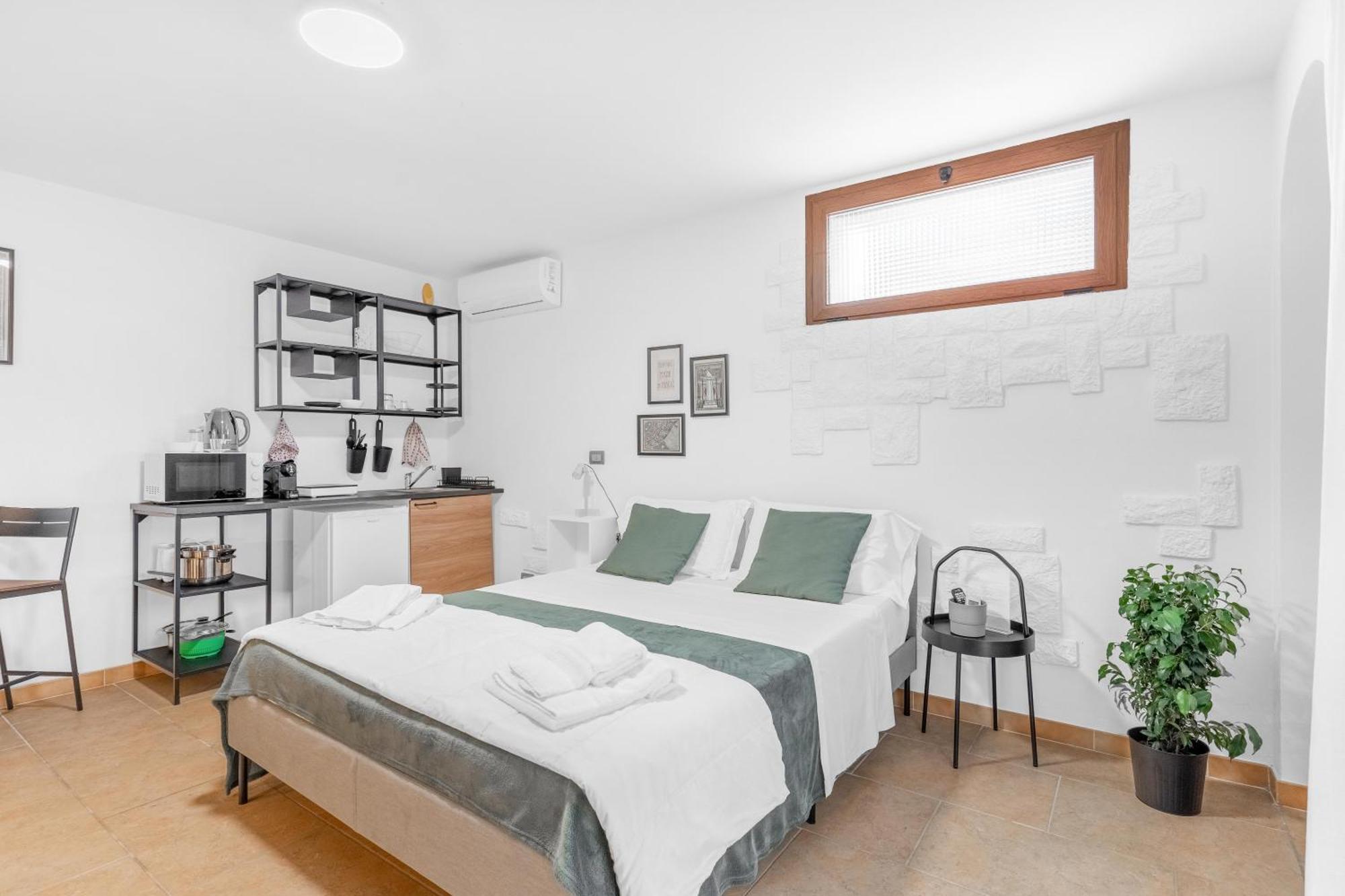 -Free Pool And Parking- Garda House Apartments Кастелнуово дел Гарда Екстериор снимка