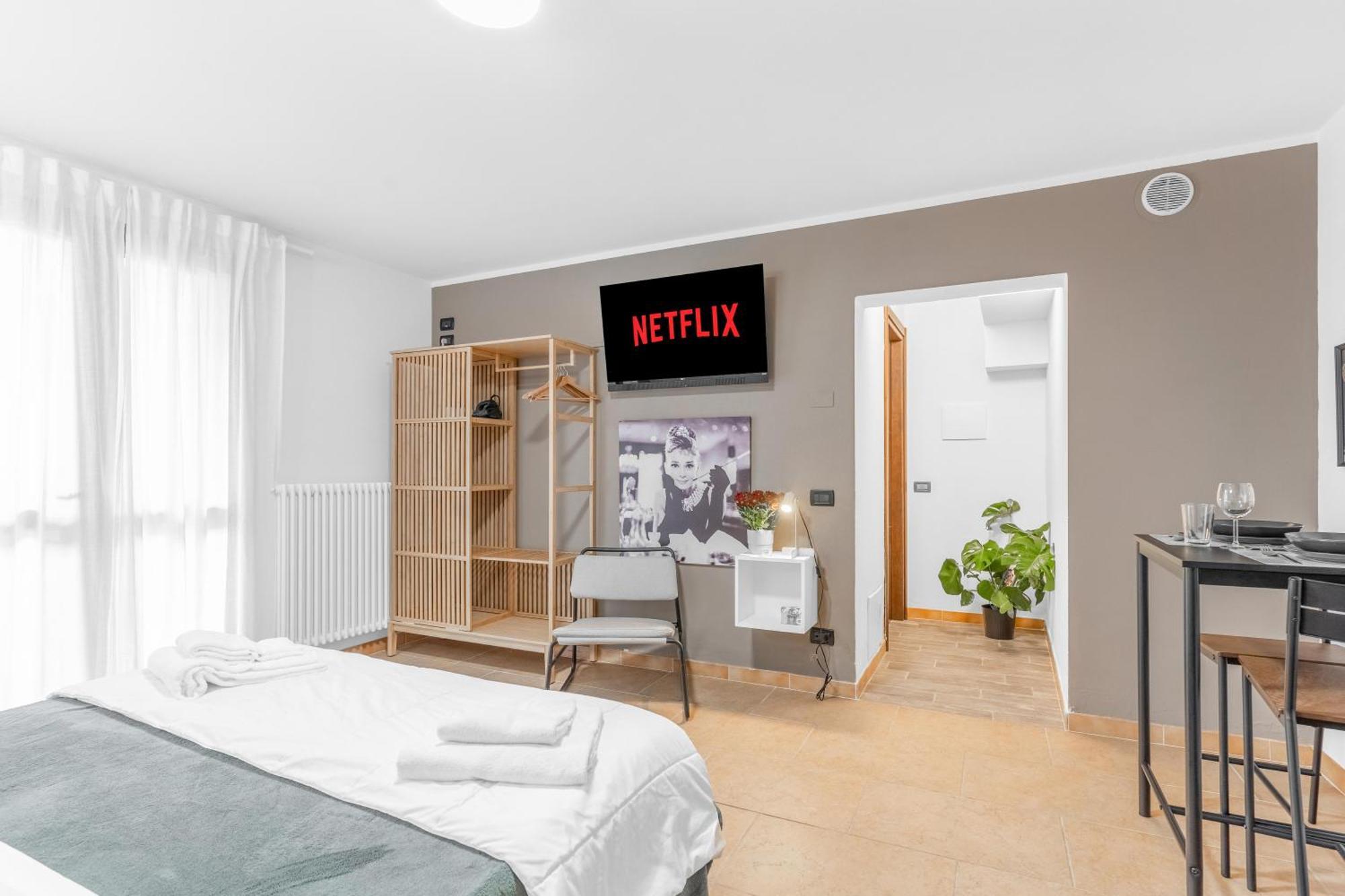 -Free Pool And Parking- Garda House Apartments Кастелнуово дел Гарда Екстериор снимка