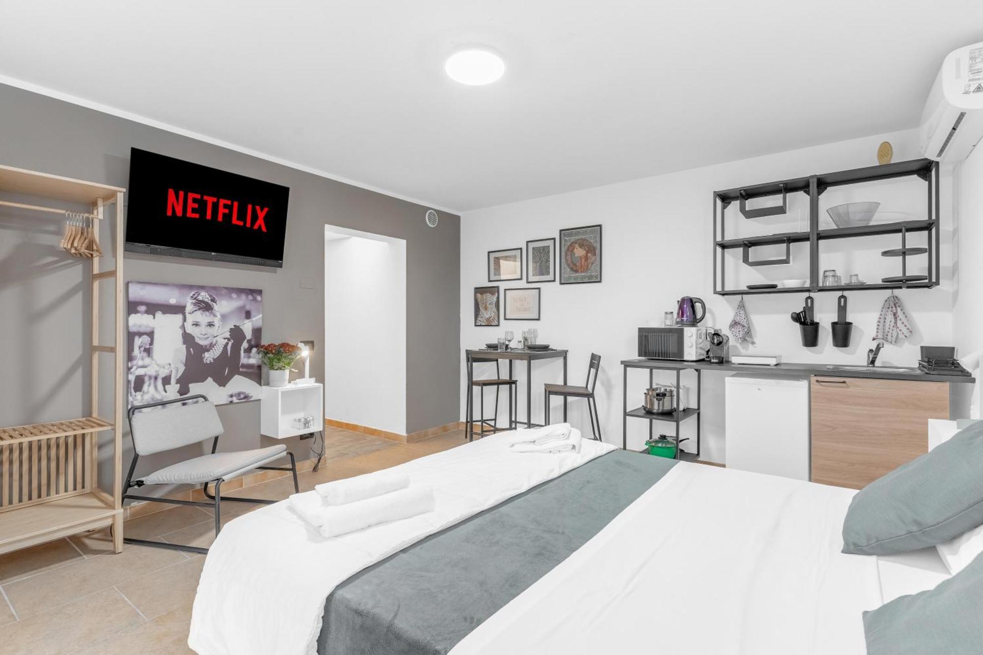 -Free Pool And Parking- Garda House Apartments Кастелнуово дел Гарда Екстериор снимка