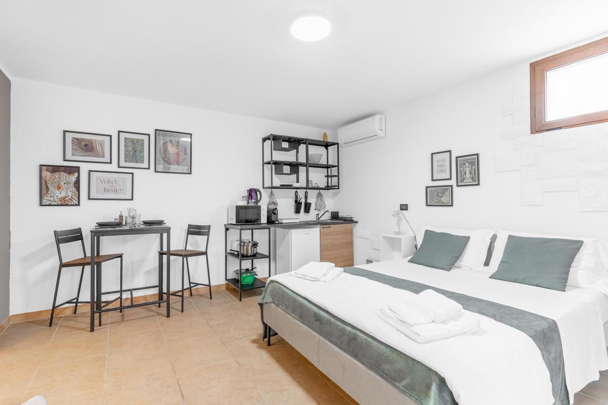 -Free Pool And Parking- Garda House Apartments Кастелнуово дел Гарда Екстериор снимка