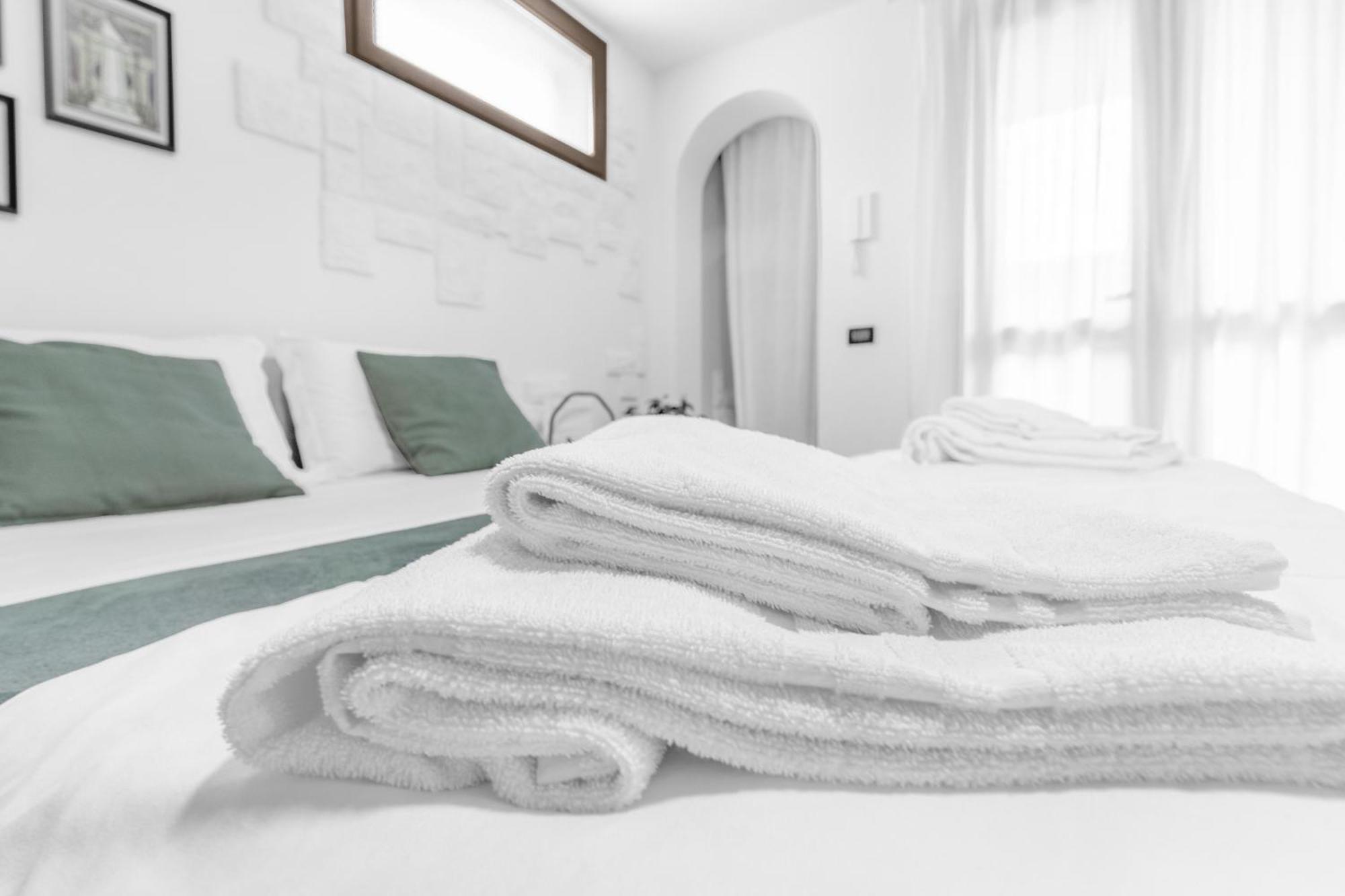 -Free Pool And Parking- Garda House Apartments Кастелнуово дел Гарда Екстериор снимка